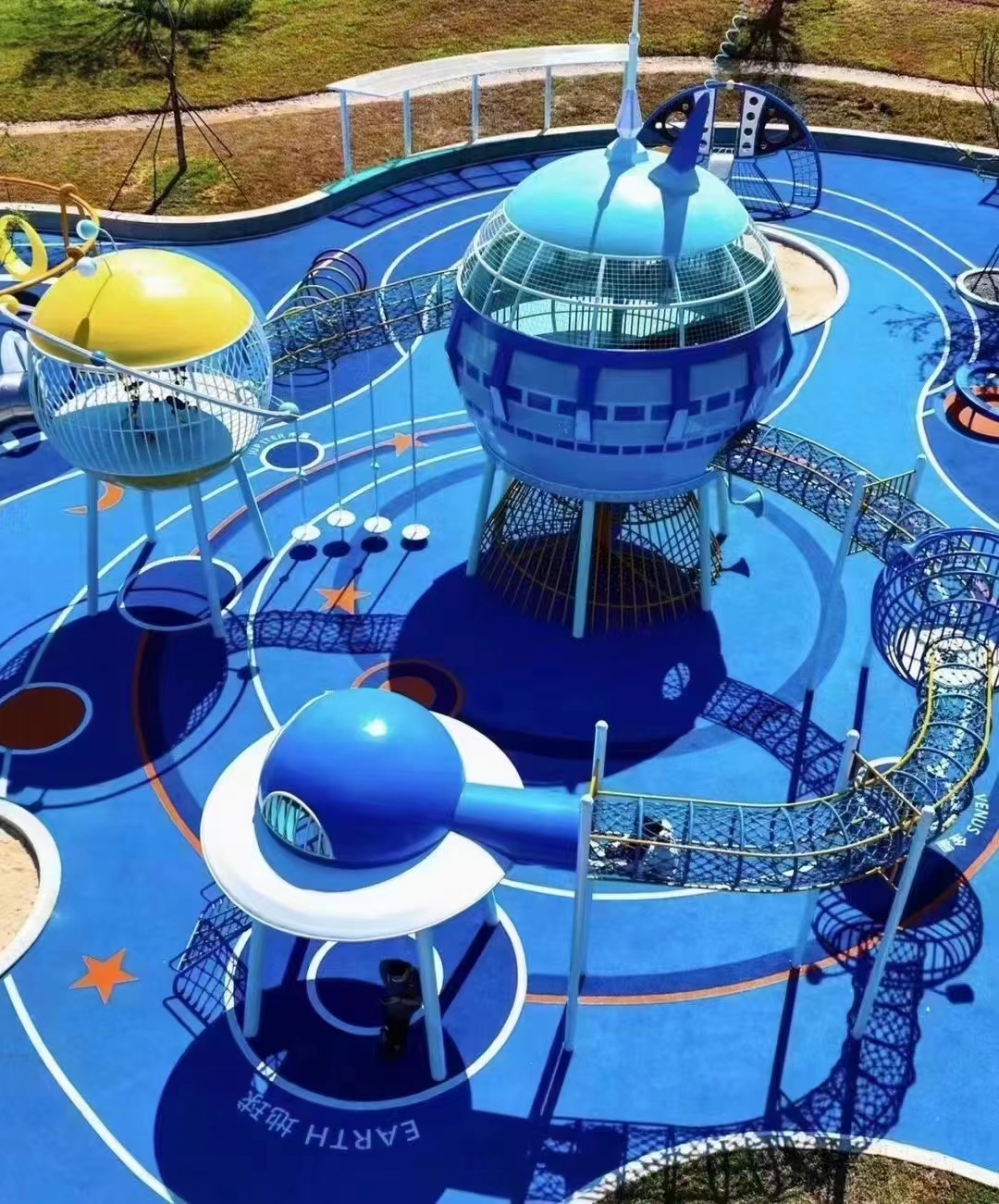 星际乐园球体滑梯