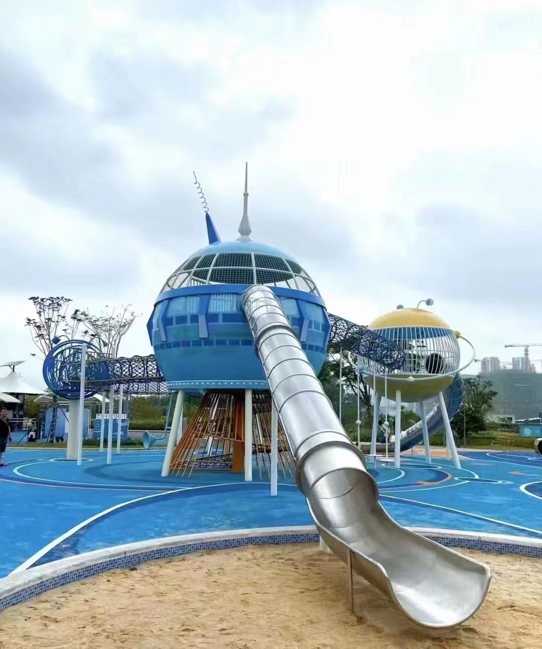 星际乐园球体滑梯
